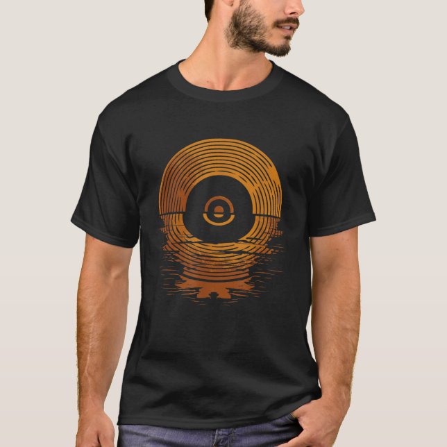 Camiseta Os Beatles Sgt Peppers Solitário Corações Tanques (Frente)
