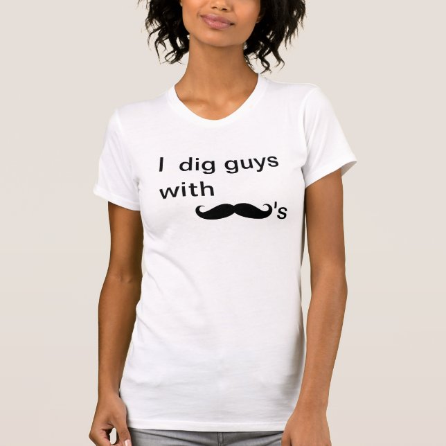 Camiseta Os bigodes são surpreendentes (Frente)