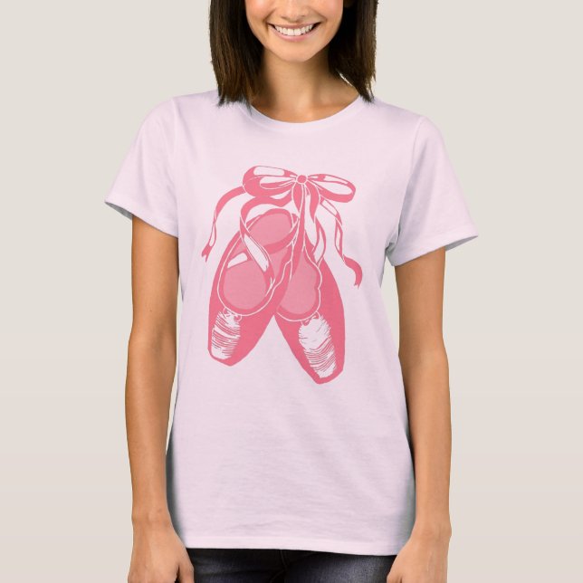 Camiseta Os calçados de balé cor-de-rosa iluminam - o (Frente)
