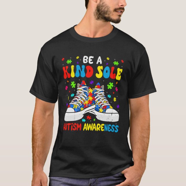 Camiseta Os calçados Devem Ser Um Bom Autismo Mês De Consci (Frente)