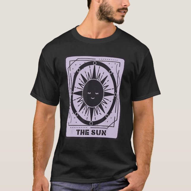Camiseta Os Cartões Místicos Com Placa Tarot Sun Ocultam A  (Frente)
