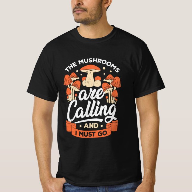 Camiseta Os Cogumelos Estão Ligando E Eu Tenho Que Ir (Frente)