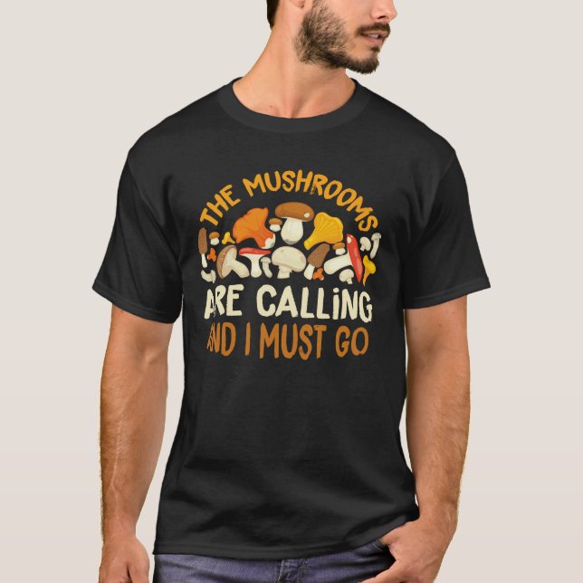 Camiseta Os Cogumelos Estão Ligando. Preciso Ir (Frente)