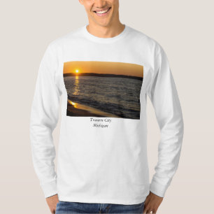 Camiseta Os Dias Terminam Na Cidade Cruzada