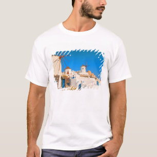 Camiseta Os edifícios brancos e os moinhos de vento sobre