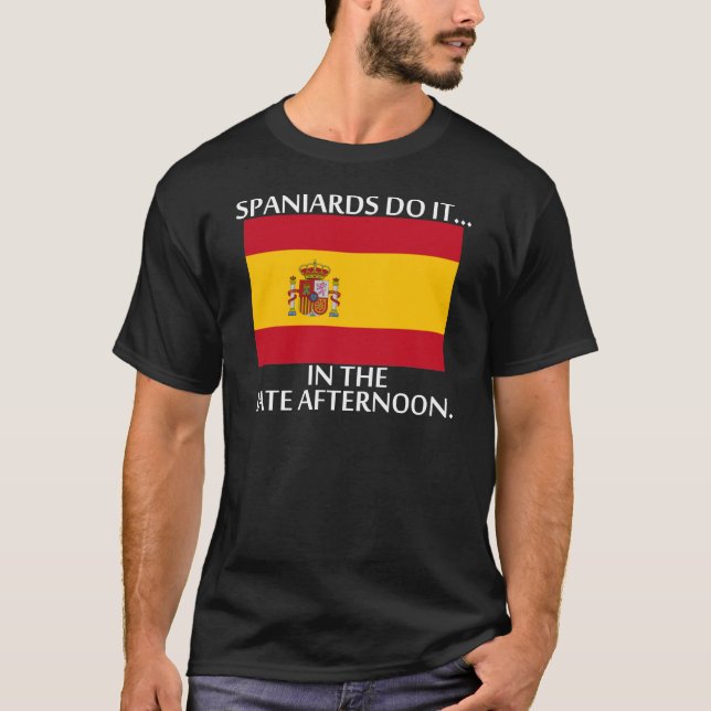 Camiseta Os Espanhóis Fazem... Tarde Da Tarde. (Frente)