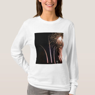Camiseta Os fogos-de-artifício iluminam acima o memorial d