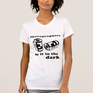 Camiseta os fotógrafo fazem-no na obscuridade