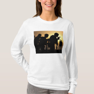 Camiseta Os fuzileiros navais ateiam fogo a revólveres de