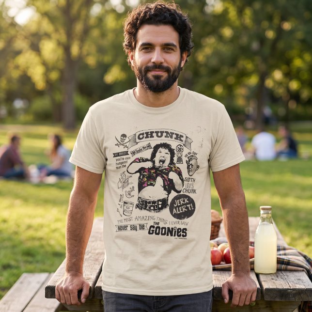 Camiseta Os Goonies Chunk Retro Colagem (Simulated man wearing shirt)