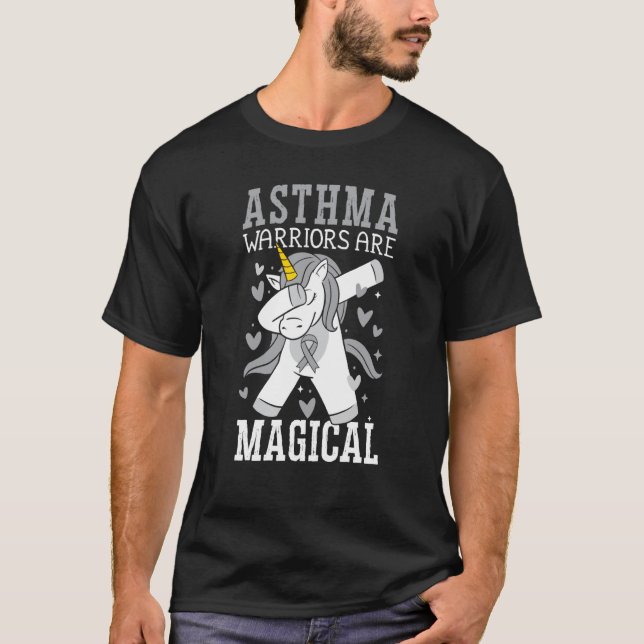 Camiseta Os Guerreiros Da Asma São Uni... (Frente)