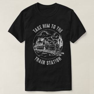 Camiseta Os Homens Levam-No Para A Estação De Comboio Engra