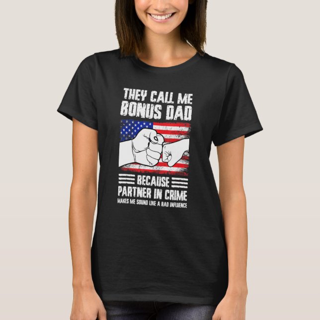 Camiseta Os homens me chamam de pai de bônus porque parceir (Frente)