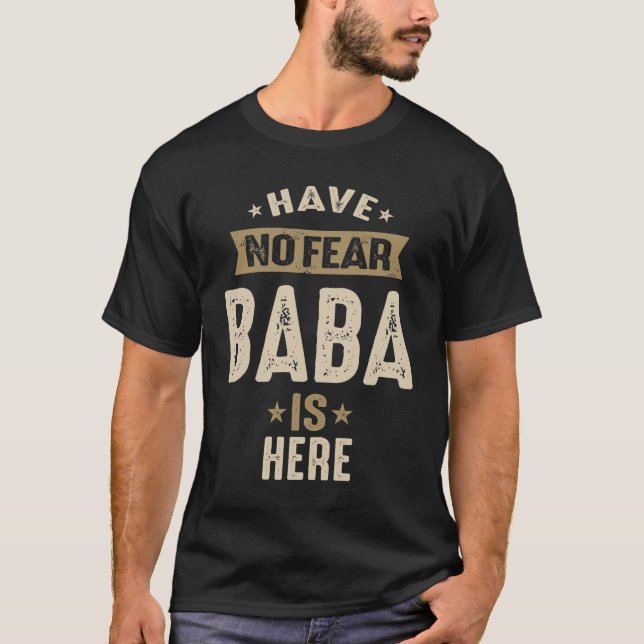 Camiseta Os Homens Não Têm Medo Baba Está Aqui Engraçado (Frente)