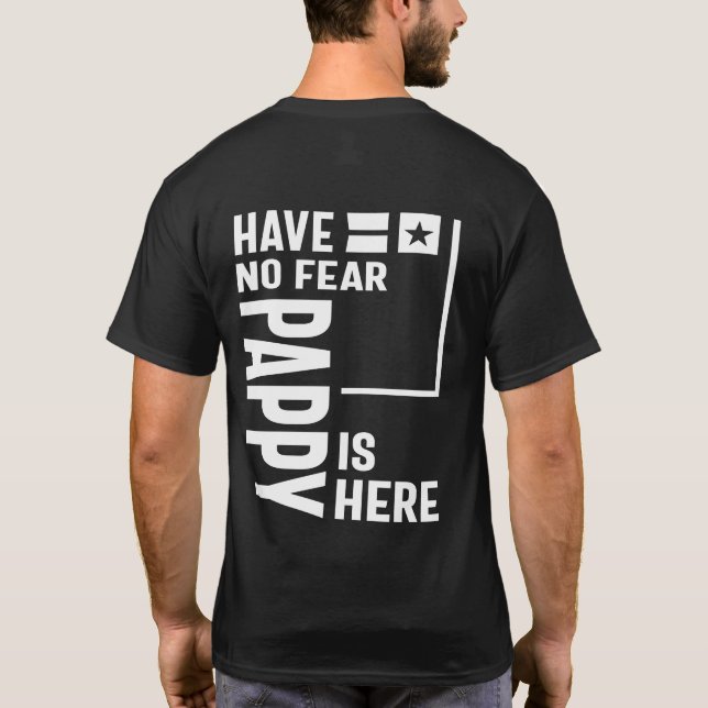 Camiseta Os Homens Não Têm Medo De Pappy Estar Aqui O Padre (Verso)