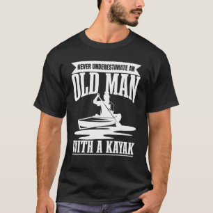 Camiseta Os Homens Nunca Subestimam O Velho Com Um Kayak.