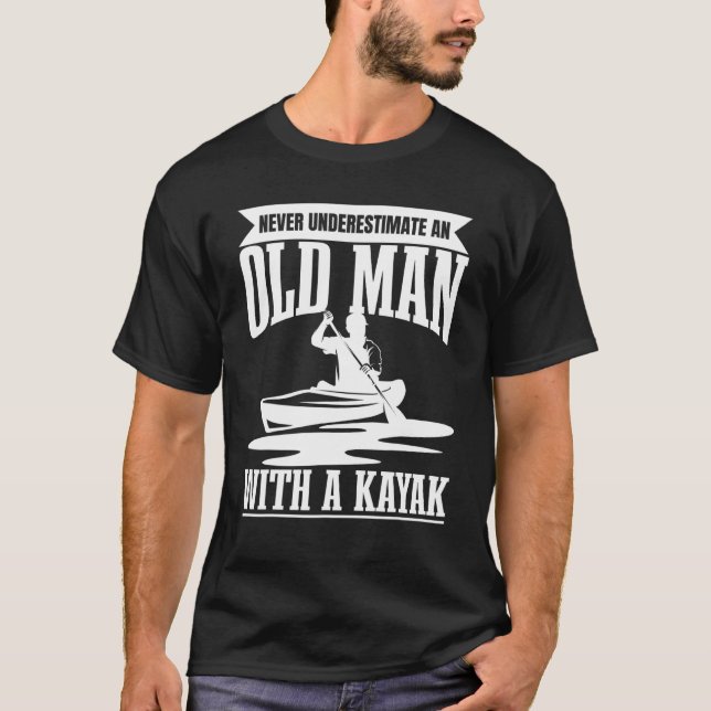 Camiseta Os Homens Nunca Subestimam O Velho Com Um Kayak. (Frente)