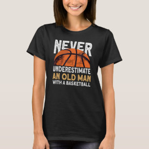 Camiseta Os Homens Nunca Subestimam Um Velho Com Cesto