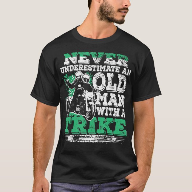 Camiseta Os Homens Nunca Subestimam Um Velho Com Uma Viagem (Frente)