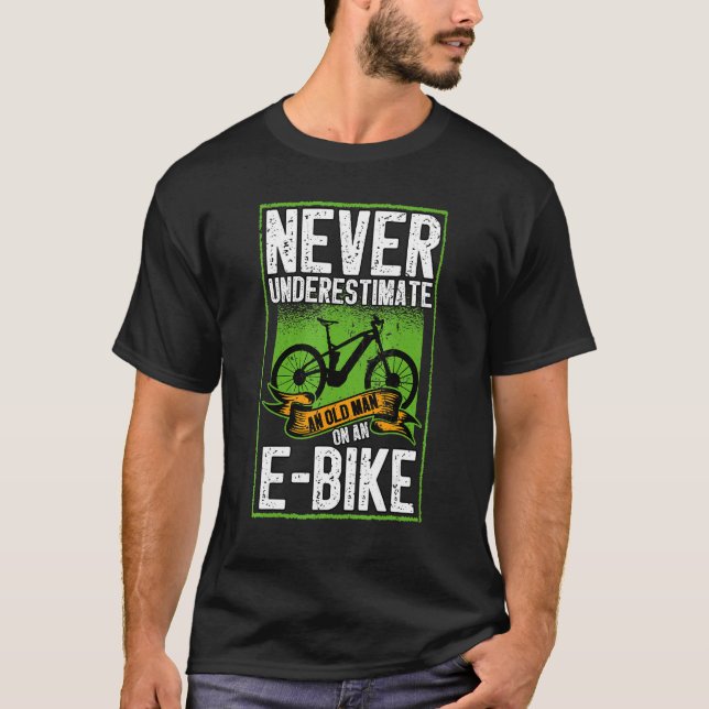 Camiseta Os Homens Nunca Subestimam Um Velho Num Pe Ebike (Frente)