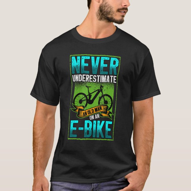 Camiseta Os Homens Nunca Subestimam Um Velho Num Pe Ebike (Frente)