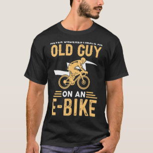 Camiseta Os Homens Nunca Subestimam Uma Cara Antiga Numa Bi