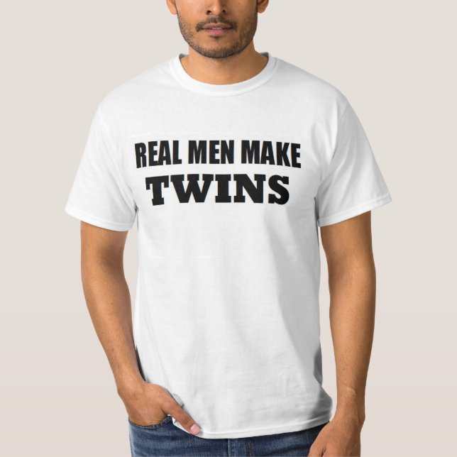 CAMISETA OS HOMENS REAIS FAZEM A GÊMEOS O PAI DO BEBÊ PAI (Frente)