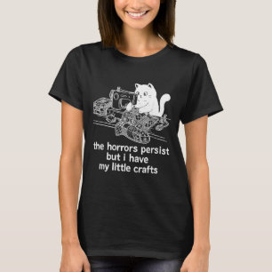 Camiseta Os Horrores Persistem Mas Eu Tenho Meus Pequenos O