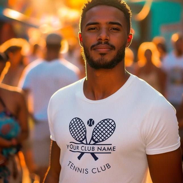 Camiseta Os Jogadores Da Equipe Do Clube Do País De Tênis (Lawn Tennis Club Members Swag T-Shirt with Navy Blue Logo for Men)