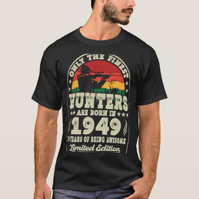 Camiseta Os Melhores Caçadores Estão Nasceres Em 1949 Caça  (Frente)