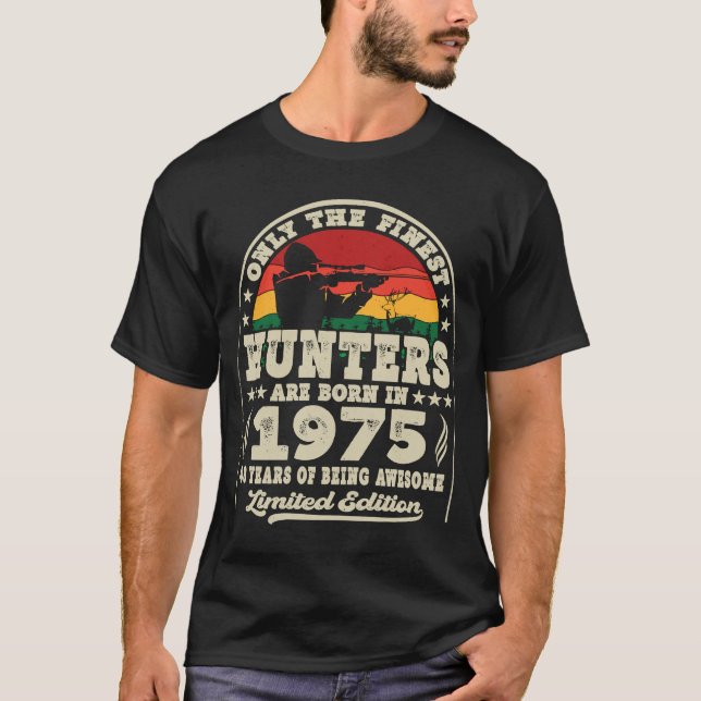 Camiseta Os Melhores Caçadores Estão Nasceres Em 1975 Caça  (Frente)