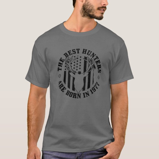 Camiseta Os Melhores Caçadores São Nasceres Em 1977 45º Ani (Frente)