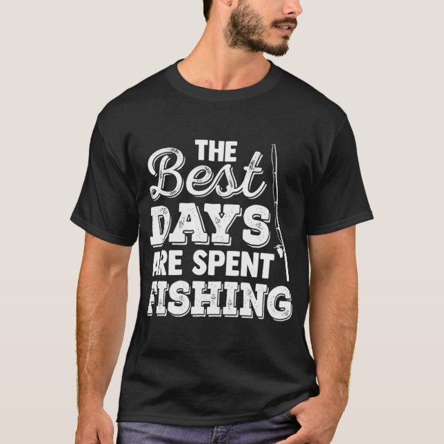 Camiseta Os Melhores Dias São Passados Pescando (Frente)