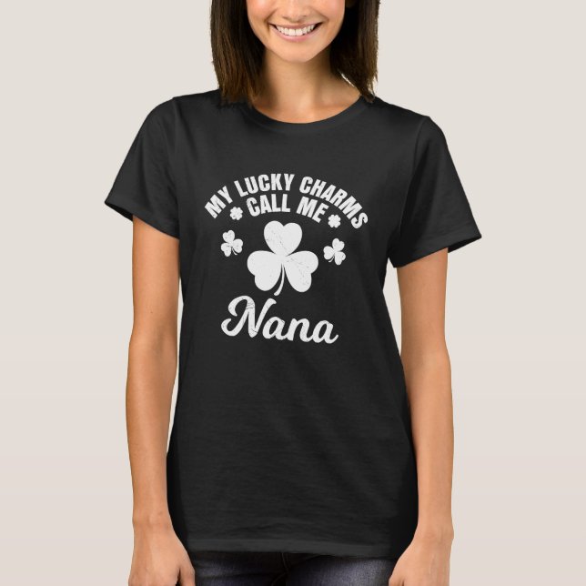 Camiseta Os meus amuletos chamam-me Nana Dia de São Patríci (Frente)