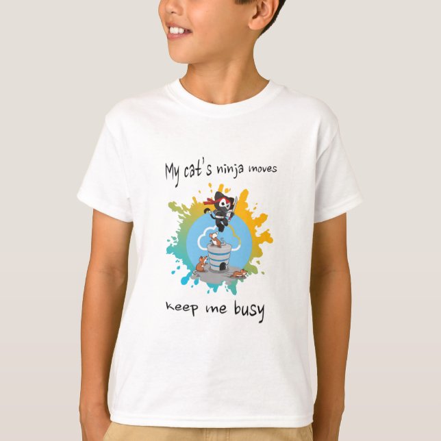 Camiseta Os movimentos ninja do meu gato me mantêm ocupado  (Frente)