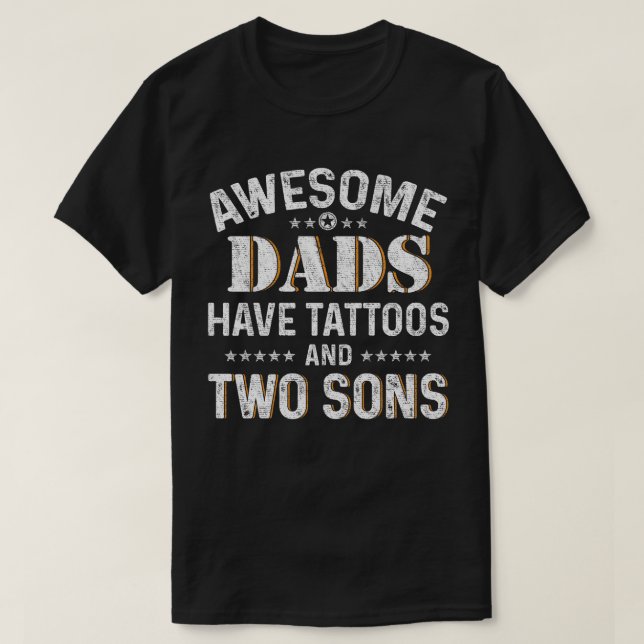 Camiseta Os pais impressionantes têm tatuagens e dois (Frente do Design)