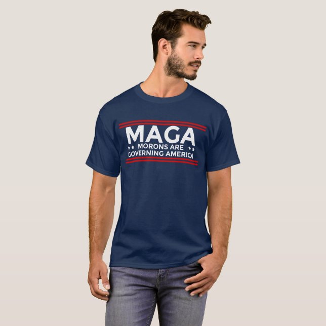 Camiseta Os parvos de MAGA estão governando América (Frente Completa)