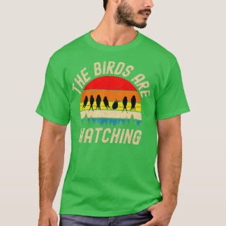 Camiseta Os Pássaros Estão Assistindo O Acordar Dos Pássaro