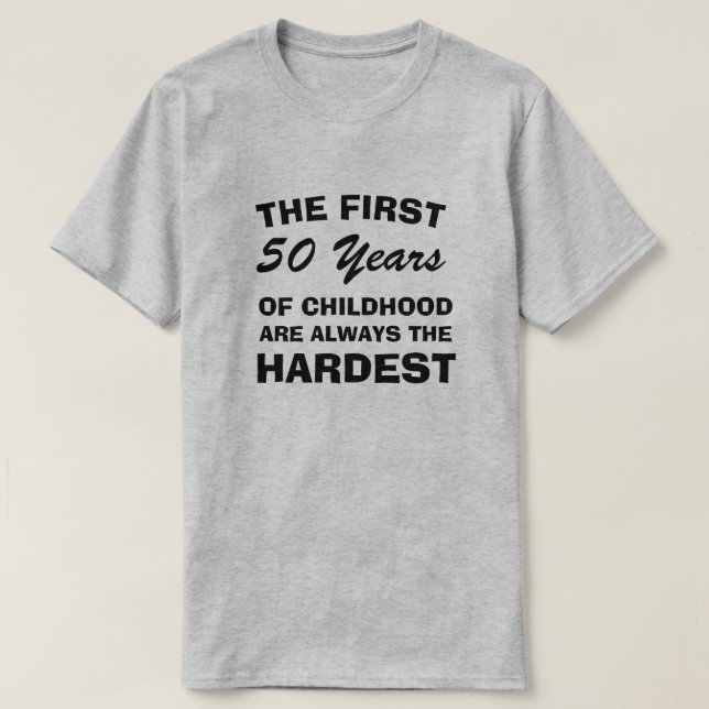 CAMISETA OS PRIMEIROS 50 ANOS DE INFÂNCIA SÃO OS MAIS DIFÍC (Frente do Design)