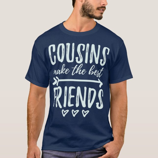 Camiseta Os Primos Fazem Os Melhores Amigos Da Família. (Frente)