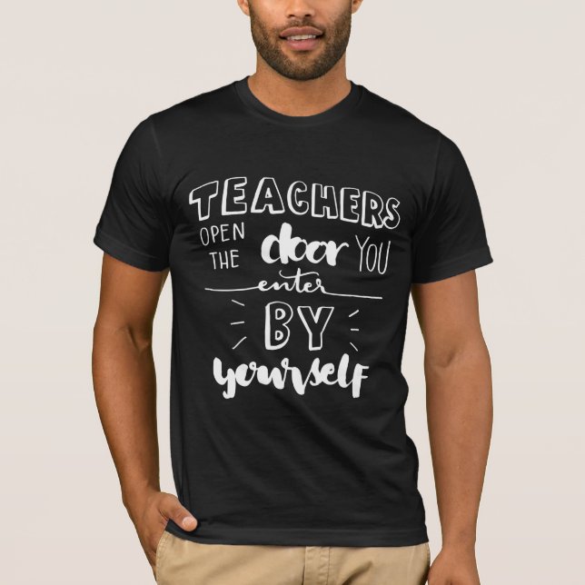 Camiseta Os professores abrem a porta que você entra por si (Frente)