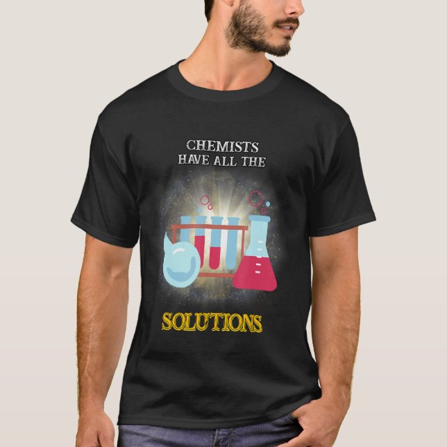 Camiseta Os Químicos Têm Todas As Soluções Que A Piada Diz  (Frente)