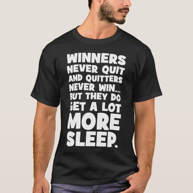 Camiseta Os Quitters Nunca Ganham, Mas Dormem Mais - Engraç (Frente)