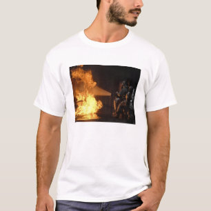 Camiseta Os sapadores-bombeiros extinguem um abeto simulado