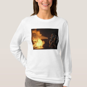 Camiseta Os sapadores-bombeiros extinguem um abeto simulado