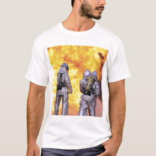 Camiseta Os sapadores-bombeiros extinguem um fogo de aviõe
