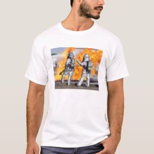 Camiseta Os sapadores-bombeiros lutam um fogo simulado