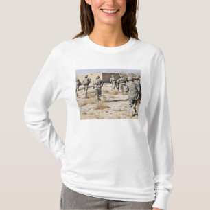 Camiseta os soldados respondem a um ataque das armas