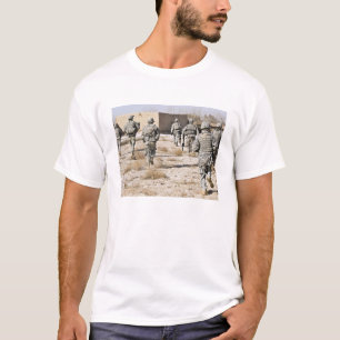 Camiseta os soldados respondem a um ataque das armas