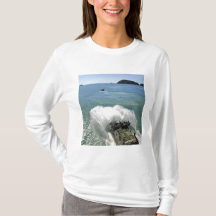 Camiseta Os veículos do assalto anfíbio retiram a